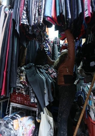 Gần chục hiệu bán quần áo trên phố Gia Ngư có diện tích nhỏ đến nỗi khách vào chọn quần áo thì chủ phải ra ngoài đứng.